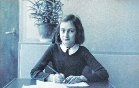  ?? FOTO: ANNE FRANK ZENTRUM ?? Anne Frank schreibend als brave Schülerin. Ein Foto, das im Anne Frank Zentrum aufbewahrt wird.