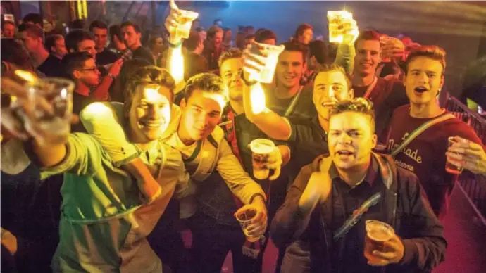  ?? FOTO TOM PALMAERS ?? Studenten aan het feest in Fitlink in Diepenbeek. “Ik heb niet de indruk dat
Tournée Minérale leeft bij de studenten”, aldus uitbater Marino Ulburghs.