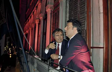  ??  ?? La vista Il sindaco Brugnaro ha fatto affacciare il premier Renzi al balcone di Ca’ Farsetti che guarda il Canal Grande e il ponte di Rialto in restauro mentre gli spiegava delle difficoltà a mantenere la città con fondi ordinari