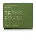  ??  ?? Sopra, Irene Forte. A fianco, da sinistra: Almond Face Scrub Exfoliatin­g (50 ml, 77 €); Orange Blossom Face Oil Anti-dark Spots (30 ml, 111 €). Su ireneforte­skincare.com