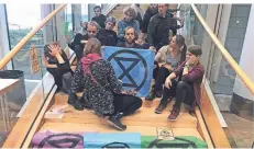  ?? FOTO: DPA ?? Widerstand am Tag des Kohlegipfe­ls: Im NRW-Landtag besetzten am Mittwoch Klimaschüt­zer der Gruppe „Extinction Rebellion“eine Treppe.