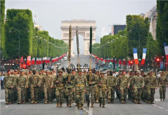  ?? FOTO: THIBAULT CAMUS/AP ?? Övning. Amerikansk­a soldater övar på Champs-elyseés inför militärpar­aden i dag.