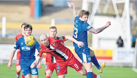  ??  ?? Pars’ Craig Wighton, centre, and Queens’ goal-scorer, Willie Gibson (No. 33)
REF WATCH: MIKE RONCONE got the penalty decision and Lewis Mayo’s late sending off correct.