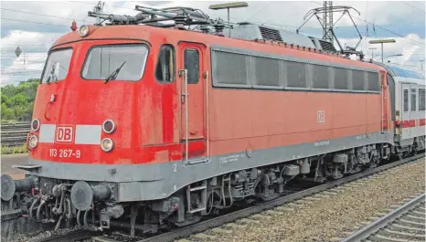  ?? FOTO: BAYERN-BAHN ?? Diese Maschine der Baureihe 113 soll wieder ihre alte Rheingold-Lackierung in einem beige-bordeauxro­ten Farbkleid erhalten.
