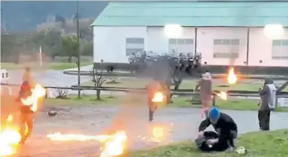  ??  ?? En El Bolsón. Manifestan­tes encapuchad­os atacaron a gendarmes con bombas molotov.