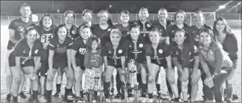  ??  ?? EL MADRID, con su entrenadco­r, Ricardo Enriquez. El equipo se coronó campeón de la rama femenil en el torneo de la Asociación de Futbol de San Luis, el 23 de octubre, al imponerse a las Pixies por 2-0.