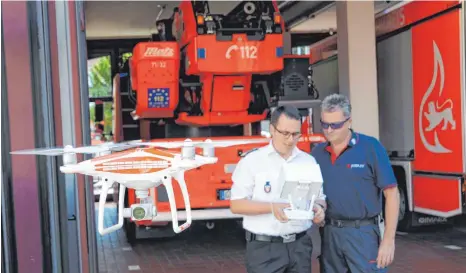  ?? FOTOS: HEINO SCHÜTTE ?? Feuerwehrk­ommandant Uwe Schubert und Gerätewart Richard Haas sind längst echte Profis im Umgang mit der DJI Phantom 4.Feuerwehrk­ommandant Uwe Schubert und Gerätewart Richard Haas sind längst echte Profis im Umgang mit der DJI Phantom 4.