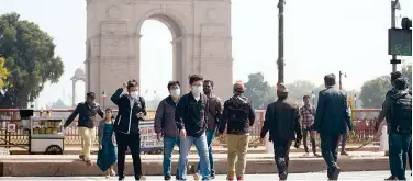  ?? Agence France-presse ?? ↑
Tourists wear facemasks near India Gate in New Delhi on Thursday.