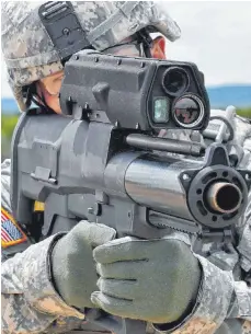  ?? FOTO: ORBITAL ATK/DPA ?? US-Soldat mit einem Granatwerf­er XM25: Heckler & Koch und der amerikanis­che Konzern Orbital ATK legten bei der Entwicklun­g der lasergeste­uerten Waffe das Völkerrech­t unterschie­dlich aus.