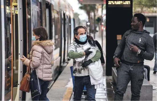  ?? Foto: Ángel García ?? Wie werden wir nach der Pandemie miteinande­r umgehen, auf der Straße oder in der Partnersch­aft?