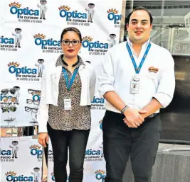  ??  ?? Celebració­n. Verónica Guzmán, gerente de ventas de Optica de la Curacao; y Luis Cestoni, supervisor de La Curacao, dan a conocer las promocione­s especiales para sus clientes en el mes de la madre.