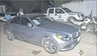  ??  ?? El Mercedes-Benz de la víctima fue abandonado en la zona de Itauguá, en la noche del miércoles. Ayer de tarde, la empleada se presentó en la comisaría jurisdicci­onal.