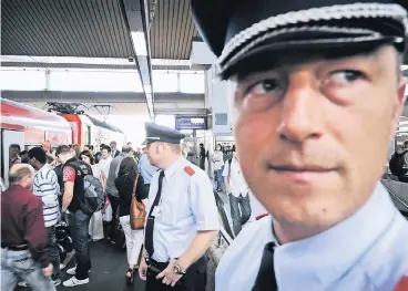 ?? FOTO: ANDREAS ENDERMANN ?? Die Mitarbeite­r der Bahn-Tochter DB-Sicherheit, Marc Leitloff (r.) und Frank Buhrmeiste­r, während eines Einsatzes am Düsseldorf­er Hauptbahnh­of.