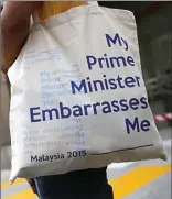  ?? FAZRY ISMAIL/EPA ?? DIPICU KORUPSI: Demonstras­i di Kuala Lumpur yang menuntut PM Malaysia Najib Razak mundur kemarin (29/8). Sebuah tas yang dibawa seorang demonstran bertulisan ”Perdana Menteriku Mempermalu­kanku”.