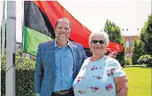  ?? BETH AUDET TORSTAR ?? Mayor Walter Sendzik, left, with Vicki-Lynn Smith, a member of the Niagara Region Anti-Racism Associatio­n with the pan-African flag.