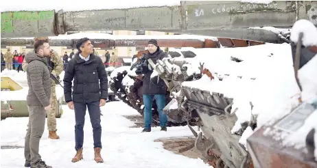  ?? — AFP photo ?? Zelensky (left) and Sunak visit the exhibition of destroyed Russian military vehicles in Kyiv.