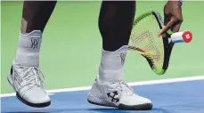  ?? FOTO: AFP ?? Da hatte das 3:1 im zweiten Satz keinen Bestand mehr – und Serena Williams’ Schläger musste es büßen.