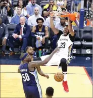  ?? ROCKY PADILA/JAWA POS ?? INTIP KESEMPATAN: Forward Pelicans Anthony Davis melakukan dunk pada kuarter ketiga kemarin WIB.