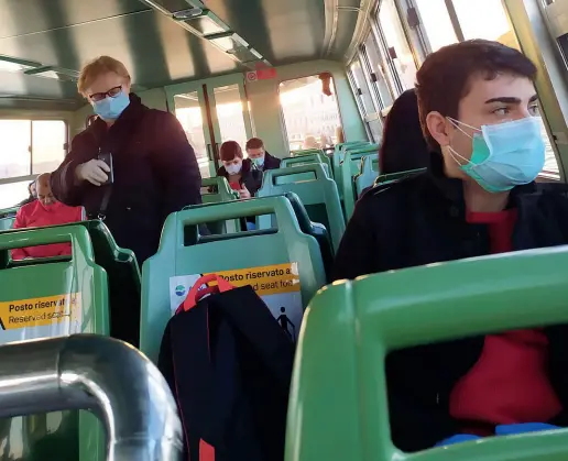  ??  ?? A bordo con la mascherina Su disposizio­ne della Regione Veneto ora è obbligator­io salire sui mezzi pubblici indossando la mascherina e i guanti (Vision)