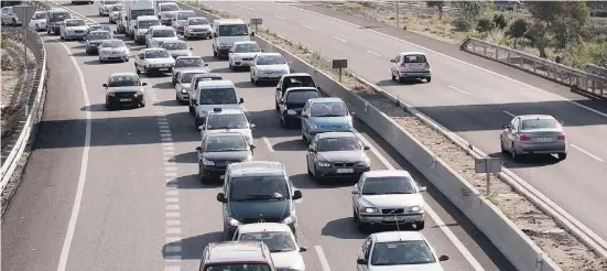  ?? Foto: Ángel García ?? Eine dritte Fahrspur soll die Stauanfäll­igkeit der Autovía reduzieren.