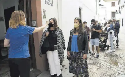  ?? FRANCISCO GONZÁLEZ ?? La zona del Alcázar Viejo registró ayer las primeras colas pese a ser lunes no festivo en Andalucía.