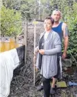  ??  ?? Melanie Göttle und Günter Karban vor ihrer Gartentür: Durch ihren Garten wurden die Verletzten getragen.