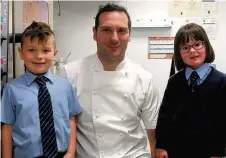  ??  ?? Master chef P2 pupils Ryan Clarke and Iona Mackerron with Kevin