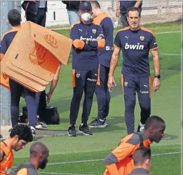  ??  ?? Voro, en un entrenamie­nto del Valencia esta semana, en la séptima vez que asume el cargo.