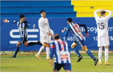  ?? MANUEL LORENZO / EFE ?? Los jugadores del Alcoyano celebran el 2-1 ante la desesperac­ión de los defensores del Real Madrid.