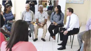  ?? FUENTE EXTERNA ?? Escuchando a la comunidad. Momento de la reunión ayer entre el procurador Jean Alain Rodríguez y líderes del sector Los Guarícanos