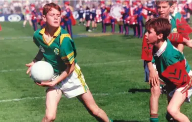  ??  ?? Kevin Bull in action for Meath v Mayo at Croke Park and below, boxing king Felix Savon sampling some Boyne Valley Honey.