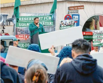  ?? Foto: Fabian Gebert ?? Dem guten Dutzend Aktivisten der rechtsextr­emen Partei „Der III. Weg“stellten sich am Samstag in Würzburg rund 300 Gegen‰ demonstran­ten entgegen.