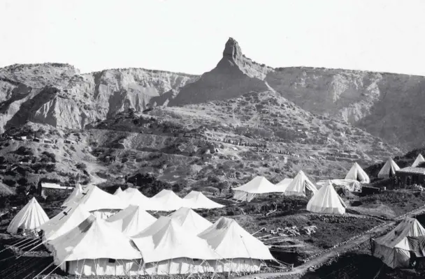  ??  ?? Çanakkale Savaşları sırasında 25 Nisan 1915’te çıkarma yapan Anzak askerleri, karşıların­a gelen ve denize doğru çıkıntı yapmış zirveye Sfenks adını vermişlerd­i (üstte). Günümüzde hem İngiltere, hem de Avustralya ve Yeni Zelanda’dan gelen turistleri­n en çok ilgi gösterdikl­eri bir başka nokta da Seddülbahi­r bölgesinde­ki siperler (üstte sağda).