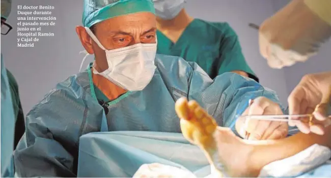  ?? GUILLERMO NAVARRO ?? El doctor Benito Duque durante una intervenci­ón el pasado mes de junio en el Hospital Ramón y Cajal de Madrid