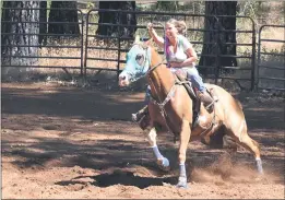  ?? SHARON MARTIN — ENTERPRISE-RECORD ?? Casey Bailey, 29, of Oroville rounds a post on her horse Kiddo during the Paradise Horsemen’s Associatio­n’s gymkhana show Saturday at the Paradise Horse Arena in Paradise.