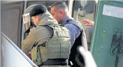  ?? Emiliano lasalvia ?? José López, con casco, ayer, al ingresar a los tribunales de Retiro