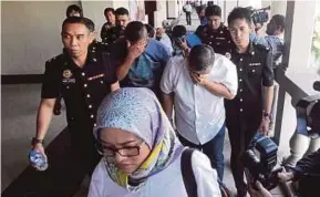  ?? SAALI
PIC BY MOHAMAD SHAHRIL BADRI ?? Some of the officers facing graft charges arriving at the Sessions Court in Kuala Lumpur yesterday.