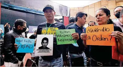  ?? ?? OCAÑA.
Familiares de las personas asesinadas que los militares hicieron pasar por guerriller­os reclamando justicia.