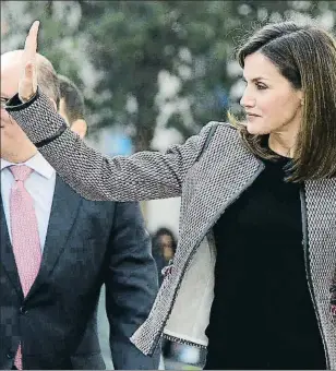  ??  ?? La Reina, ayer, entre el jefe de su secretaría, José Zuleta, y la ministra de San