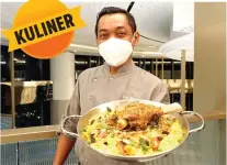  ?? MARIYAMA DINA/JAWA POS ?? AROMATIK: John Fredi Tarigan menunjukka­n sajian lamb alias domba yang terinspira­si kuliner Timur Tengah.