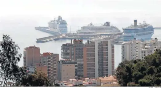  ?? JAVIER ALBIÑANA ?? Tres cruceros en el puerto de Málaga en una imagen de archivo.