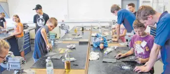  ?? FOTO: LEO SUCHAN ?? Am Auszubilde­ndenzentru­m der Firma Feinguss Blank schraubten und polierten die Kinder und Jugendlich­en eifrig an ihren selbstgeba­uten Uhren.