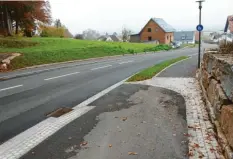  ??  ?? Hier endet der Radweg. Damit auch ja jeder Radfahrer die Gefahrenst­elle erkennt, empfiehlt die Polizei an der Stelle ein Schild „Vorfahrt gewähren“.