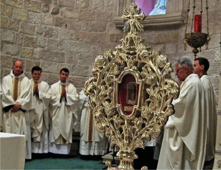  ?? Bilder: Arne Lapidus ?? Reliken – med träflisan från Jesus krubba – välkomnade­s i Notre Dame-kyrkan i Jerusalem innan den flyttades till Betlehem.