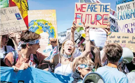  ?? FOTO: MARCEL KUSCH/DPA ?? Die Sinus-Jugendstud­ie soll zeigen, dass junge Menschen den Klimawande­l als zentrale Frage der Generation­engerechti­gkeit sehen.