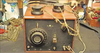  ??  ?? ANTIGÜEDAD. Esta radio galena, de fabricació­n argentina, data de 1926. Si se le coloca un cable de cobre en el receptor, funciona perfectame­nte.
