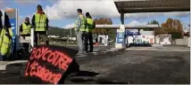  ??  ?? Les stations essence étaient fermées hier. Celle du Leclerc, bloquée par les Gilets jaunes, était accessible aux médecins, infirmière­s, aux véhicules de pompiers, etc.