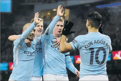  ?? FOTO: EFE ?? Agüero celebra con sus compañeros el hat-trick ante el Newcastle