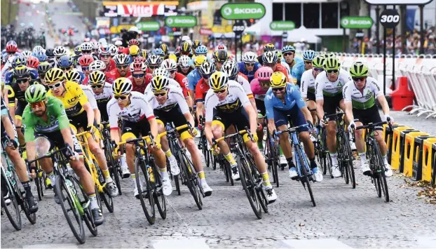  ?? Foto: imago/Panoramic ?? Keine Spannung: Peter Sagan (l.) fuhr zum sechsten Mal in sieben Jahren das grüne Sprintertr­ikot nach Paris, Team Sky (rechts daneben) ebenso oft das gelbe Trikot des Gesamtsieg­ers.