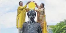  ?? SAMEER SEHGAL/HT ?? Congress workers washing the then Punjab chief minister Beant Singh’s statue with milk on his death anniversar­y in Amritsar on Thursday.